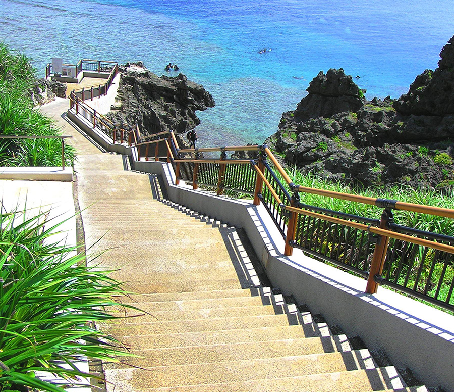 真栄田岬から青の洞窟へ行く階段